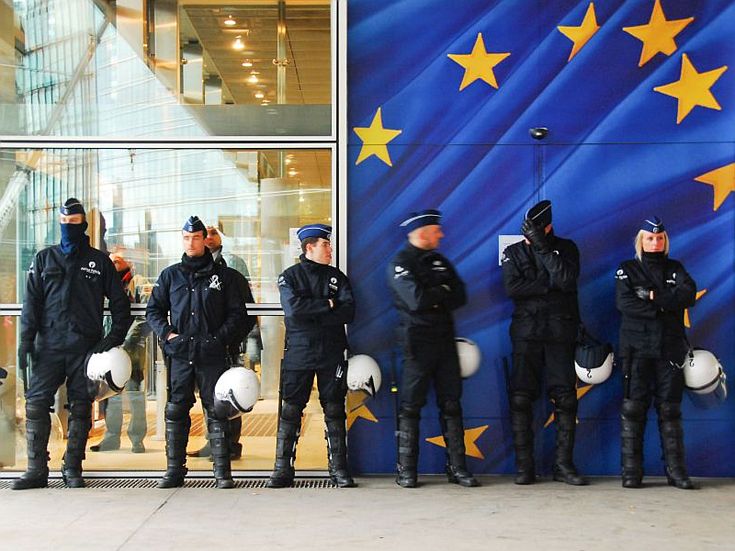 Ξέπλυμα μαύρου χρήματος: Εκατοντάδες συλλήψεις ανακοίνωσε η Europol