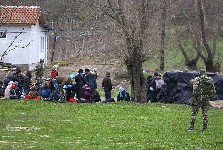 Εκατοντάδες πρόσφυγες παραμένουν συγκεντρωμένοι στο χωριό Χαμηλό