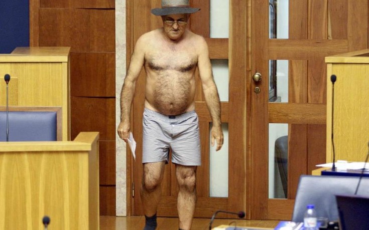Βουλευτής βγήκε, κυριολεκτικά, από τα ρούχα του μέσα στο Κοινοβούλιο