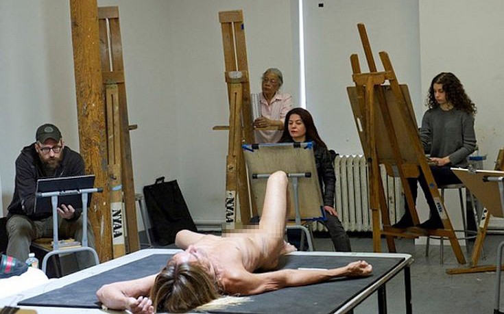 Ο Ίγκι Ποπ ποζάρει γυμνός μπροστά από 21 ζωγράφους