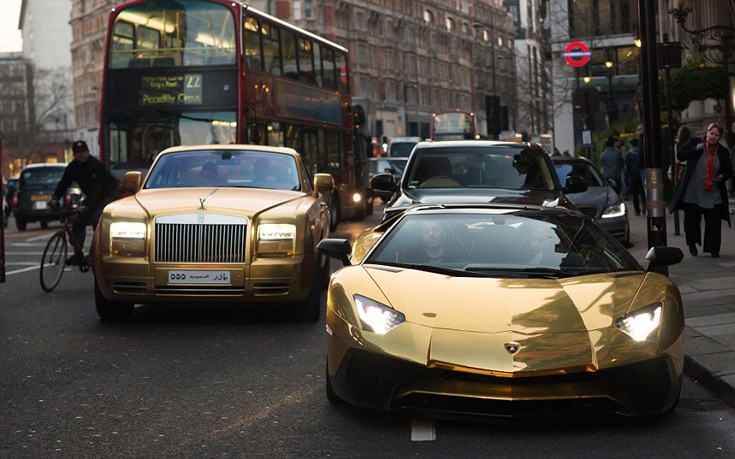 Ο στόλος των χρυσών αυτοκινήτων «θάμπωσε» το Λονδίνο
