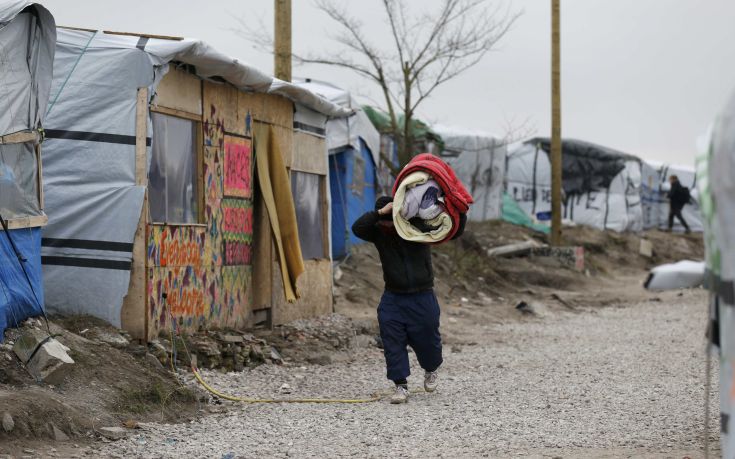 Μεταμφιέζονταν σε αστυνομικούς και έκαναν επιθέσεις σε πρόσφυγες