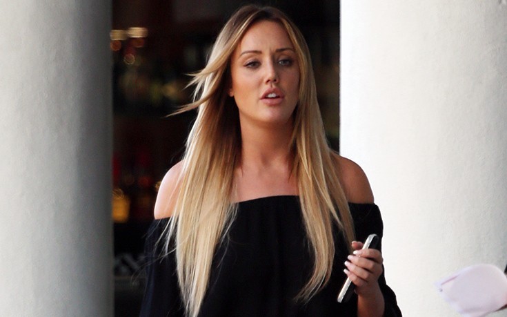 Η Charlotte Crosby και το χακί μπικίνι
