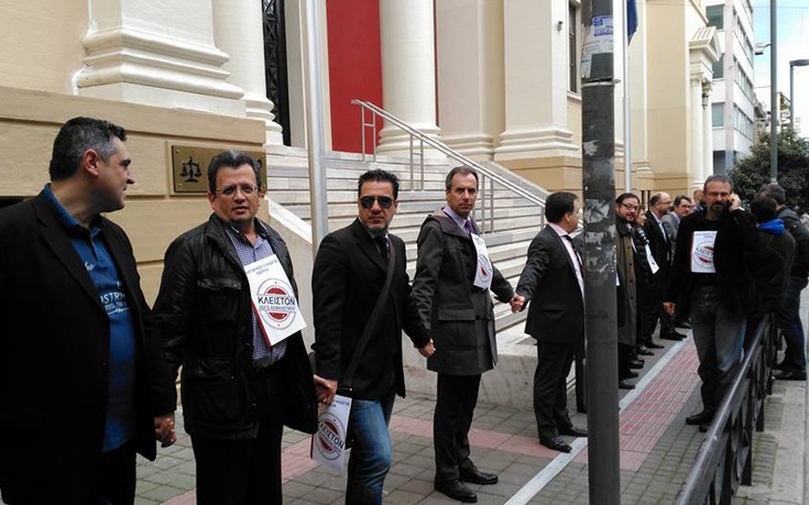 Ανθρώπινη αλυσίδα γύρω από το δικαστικό μέγαρο Πάτρας