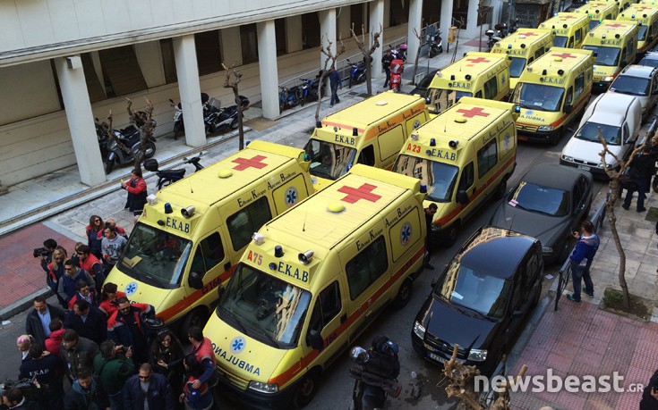 Στο δρόμο με τα ασθενοφόρα οι εργαζόμενοι στο ΕΚΑΒ