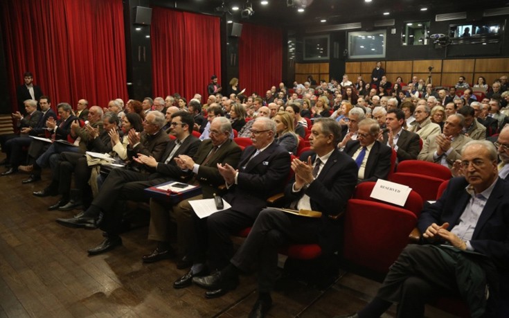 Το κατάμεστο θέατρο της Ελληνοαμερικανικής Ένωσης. Στην πρώτη σειρά διακρίνονται οι Νίκος Καραγεωργίου, Λεωνίδας-Φοίβος Κόσκος, Νικόλαος Σακελλαρίου και Πάρις Κουκουλόπουλος. Το κατάμεστο θέατρο της Ελληνοαμερικανικής Ένωσης. Στην πρώτη σειρά διακρίνονται οι Νίκος Καραγεωργίου, Λεωνίδας-Φοίβος Κόσκος, Νικόλαος Σακελλαρίου και Πάρις Κουκουλόπουλος.