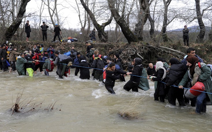 Διπλωματικό θρίλερ με την εισβολή προσφύγων στα Σκόπια
