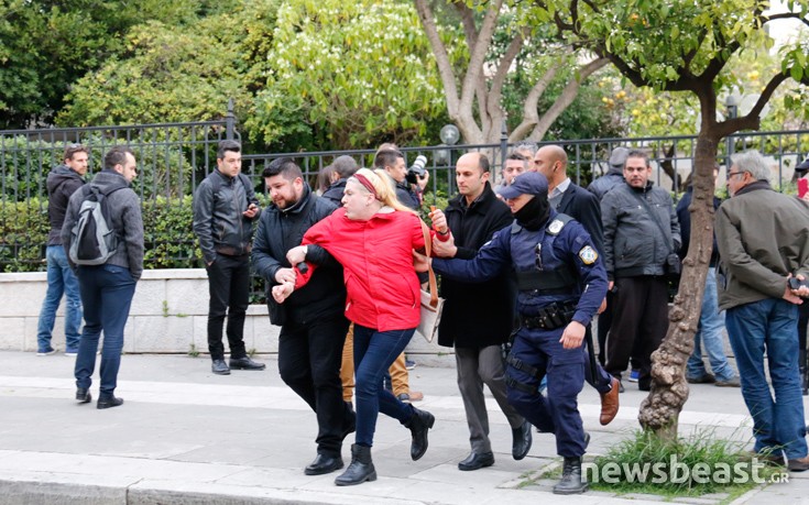 Φαν της Τζολί κατόρθωσε να φτάσει έξω από το Μαξίμου