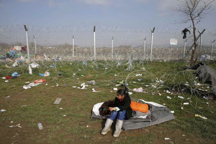 Πρόσφυγες έπλεξαν λουλούδια στον φράχτη στην Ειδομένη