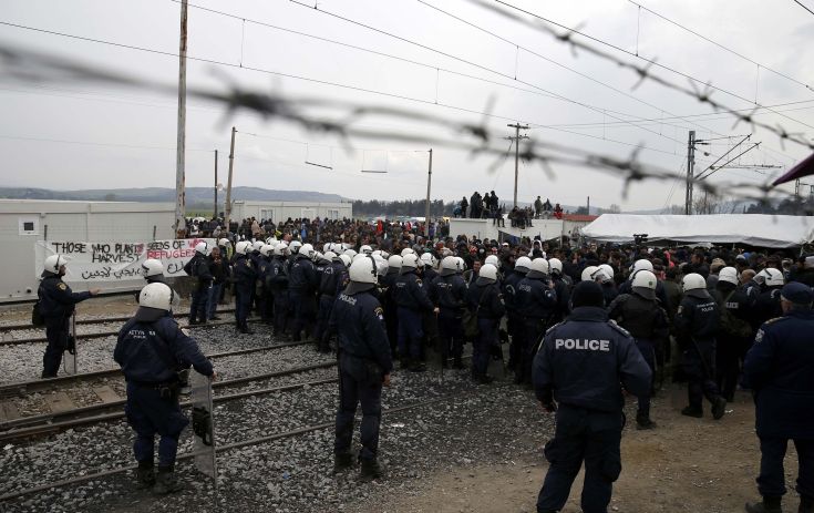 Ένταση και πετροπόλεμος από πρόσφυγες στην Ειδομένη