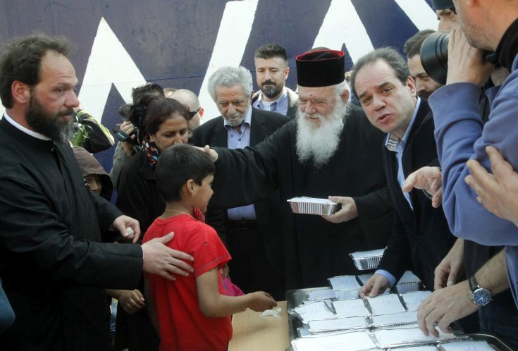 Στους πρόσφυγες του Πειραιά ο Αρχιεπίσκοπος Ιερώνυμος