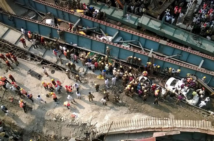 Έφτασαν τους 14 οι νεκροί από την κατάρρευση γέφυρας στην Ινδία