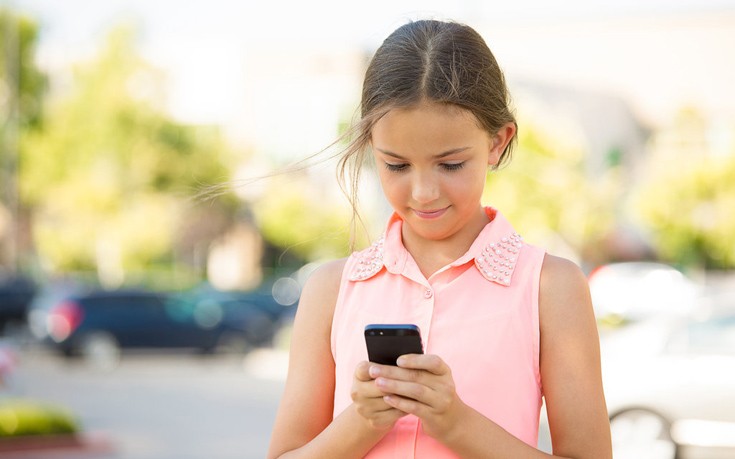 Πέντε λόγοι να μην αγοράσετε στο παιδί σας κινητό τηλέφωνο