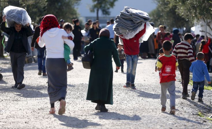 Στο στρατόπεδο «Πετροπουλάκη» στη Φιλιππιάδα πέντε λεωφορεία με πρόσφυγες