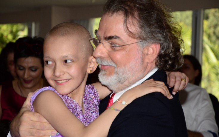 Η Σπυριδούλα βρίσκεται στην αγκαλιά του ιατρού της, κύριου Παπαδάκη Η Σπυριδούλα βρίσκεται στην αγκαλιά του ιατρού της, κύριου Παπαδάκη