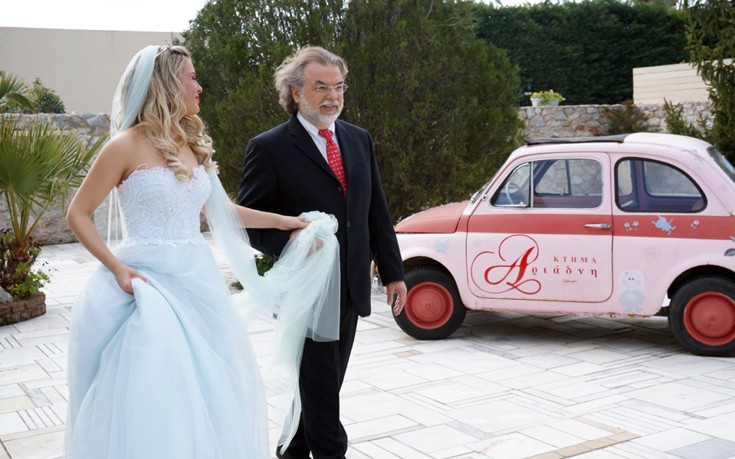 Ο θεράπων ιατρός της Σπυριδούλας, κύριος Βασίλης Παπαδάκης, συνοδεύει την νύφη Barbie στην εκκλησία Ο θεράπων ιατρός της Σπυριδούλας, κύριος Βασίλης Παπαδάκης, συνοδεύει την νύφη Barbie στην εκκλησία