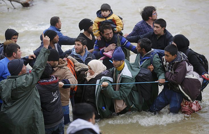 Αποφασισμένοι πρόσφυγες αναζητούν τρόπο να περάσουν τα σύνορα