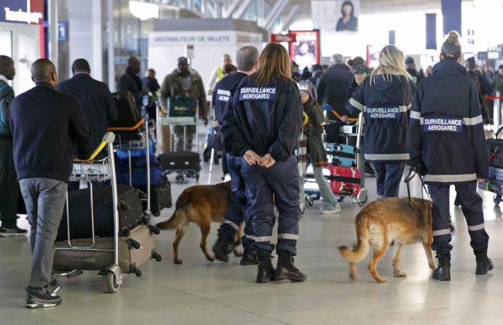 Οκτάχρονο ασυνόδευτο αγόρι κρατείται σε αεροδρόμιο του Παρισιού