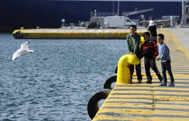 Μεταφέρονται 1.000 μετανάστες από τον Πειραιά στη Λάρισα