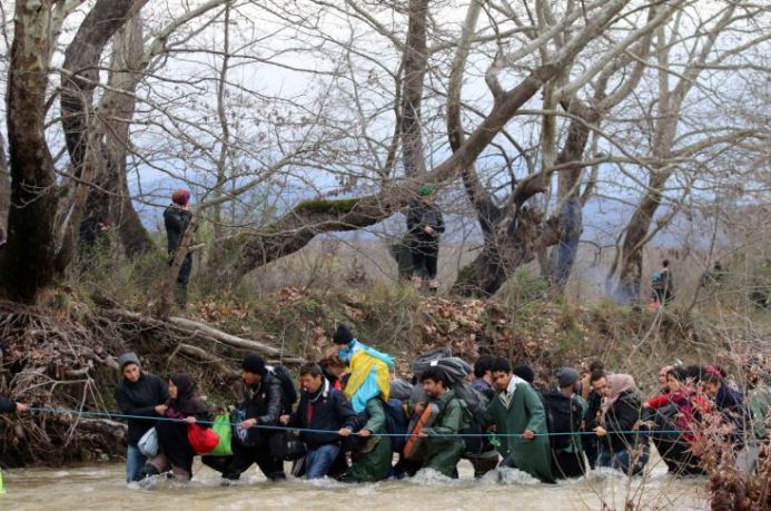 Χείμαρρος προσφύγων ψάχνει ελπίδα μακριά από την Ειδομένη