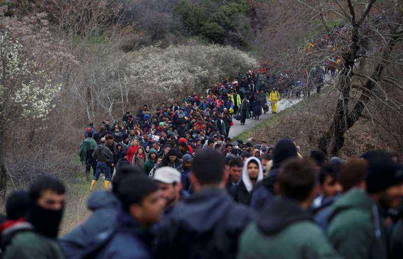Εκατοντάδες πρόσφυγες προχωρούν προς τα σύνορα για να περάσουν στα Σκόπια