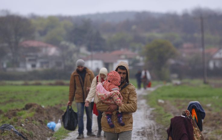 Πρόσφυγες κοιμήθηκαν στο οδόστρωμα της Εγνατίας