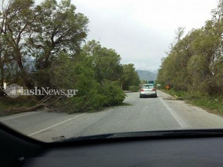 Θυελλώδεις άνεμοι στα Χανιά μπλοκάρουν τις μεταφορές