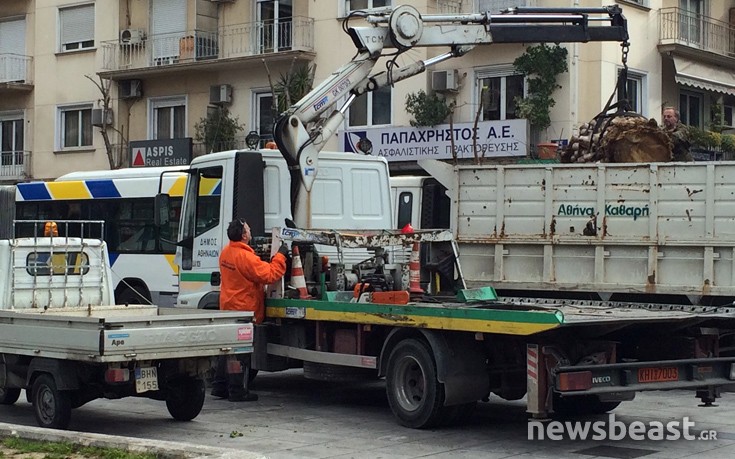 Εργασίες καθαρισμού και επισκευές για δεύτερη μέρα στην πλατεία Βικτωρίας