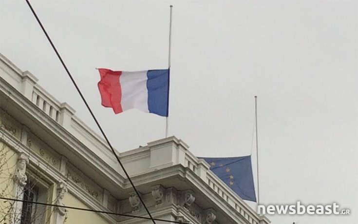 Μεσίστιες οι σημαίες στη γαλλική και την ιταλική πρεσβεία