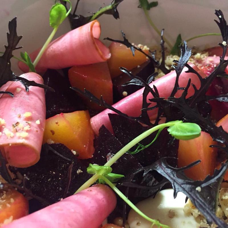 Σαλάτα Παντζάρια με χαρούπι, γκοργκοντζόλα, dolce καρύδια & δεντρολίβανο