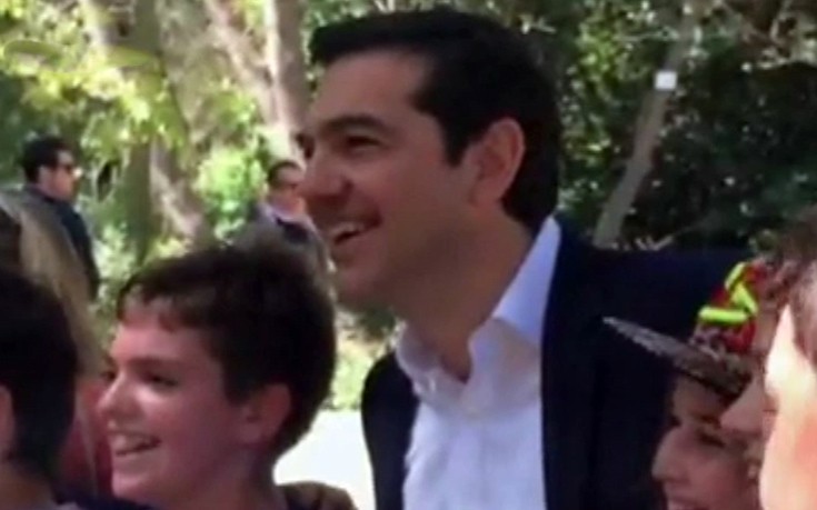Με μαθητές συνομίλησε στον Εθνικό Κήπο ο Τσίπρας
