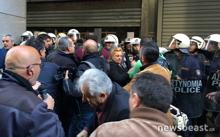 Ένταση και λιποθυμίες έξω από το υπουργείο Οικονομικών