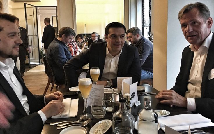 Όταν ο Τσίπρας… βγήκε για μπύρες με τον εκδότη της Bild