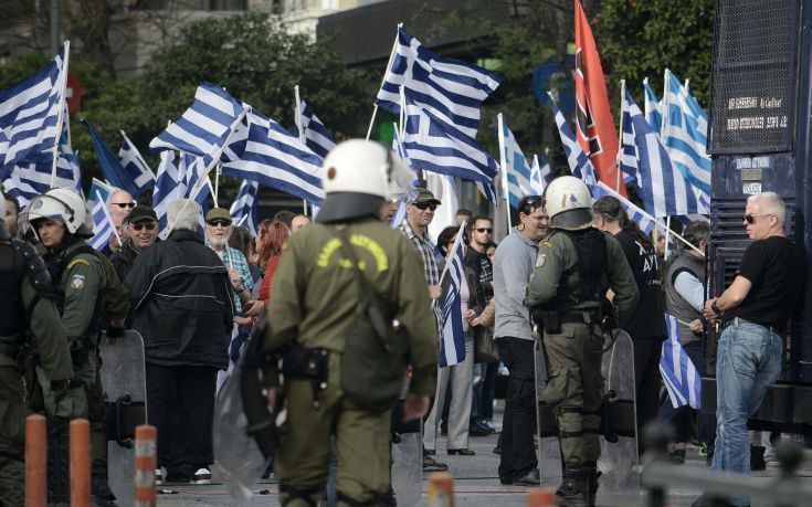 Ένταση στον Πειραιά στις δυο παράλληλες συγκεντρώσεις