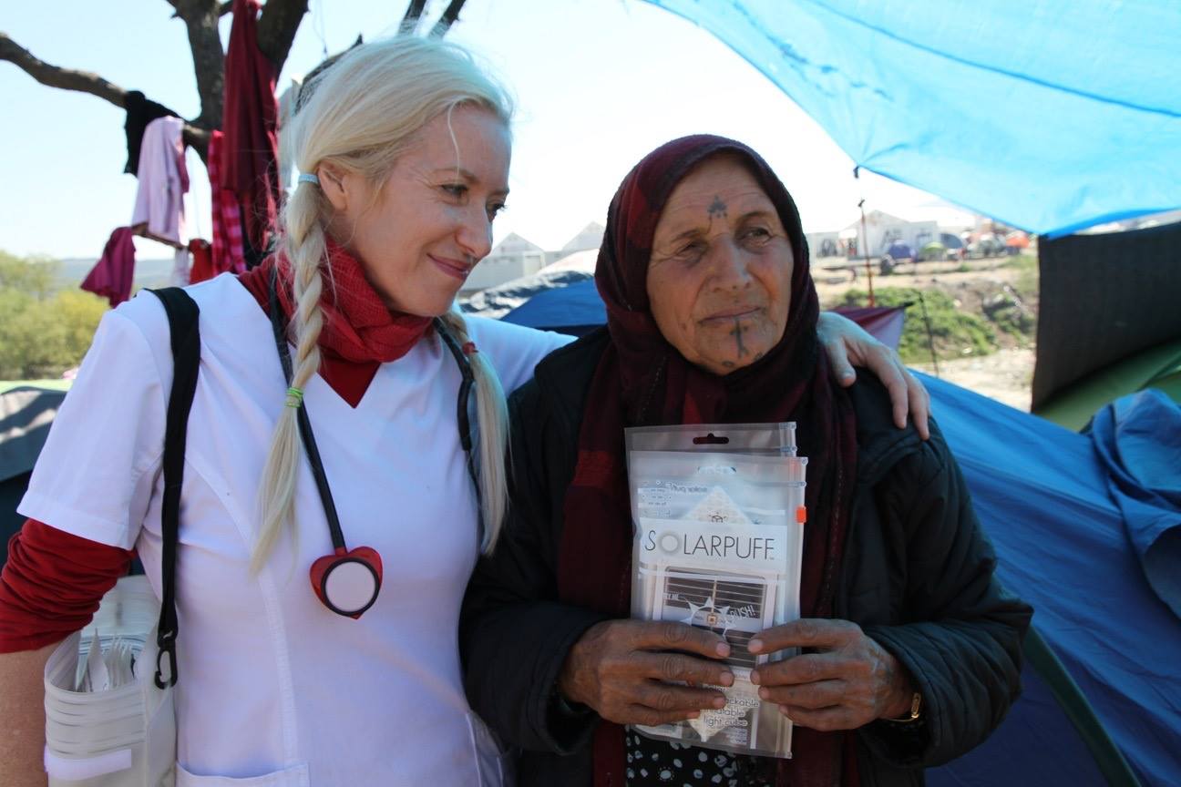 Εθελόντρια στην Ειδομένη δίνει στους πρόσφυγες ηλιακά φωτιστικά
