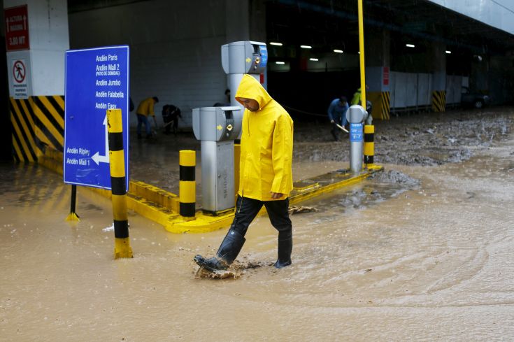 2016-04-17T184247Z_1692898949_GF10000385740_RTRMADP_3_CHILE-RAINS
