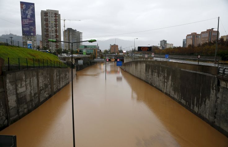 2016-04-17T224431Z_1957034107_GF10000386067_RTRMADP_3_CHILE-RAINS