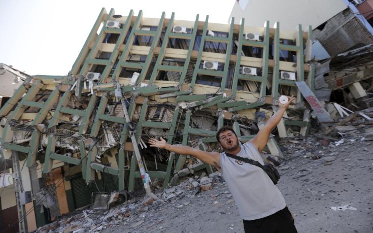 Άγγιξαν τους 413 οι νεκροί από το σεισμό στον Ισημερινό