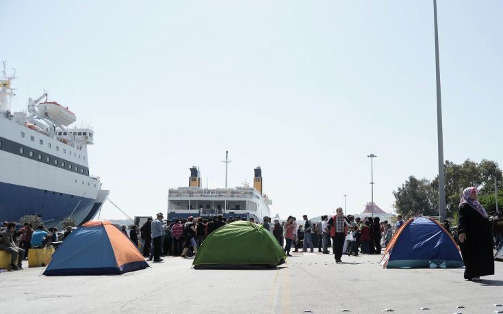 Το τραγούδι που αφιερώνει ο Δρίτσας στους πρόσφυγες στον Πειραιά