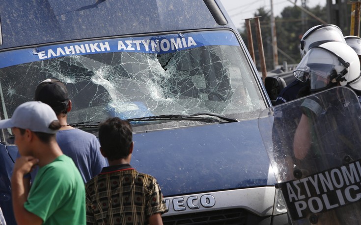 «Νίπτει τας χείρας της» η Κομισιόν για τα επεισόδια σε hotspots