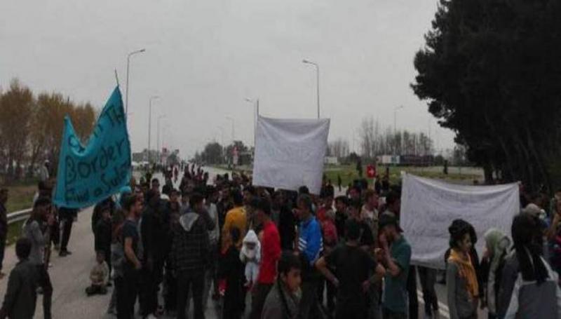 Πρόσφυγες κρατούν κλειστή την Εθνική Οδό Θεσσαλονίκης &#8211; Ευζώνων