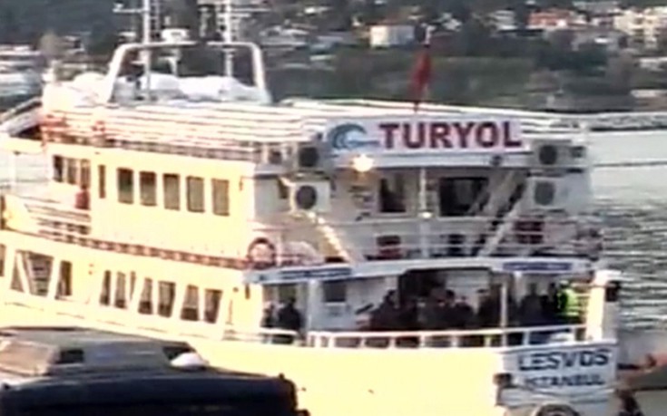 Έφυγε το πρώτο πλοίο με μετανάστες για την Τουρκία