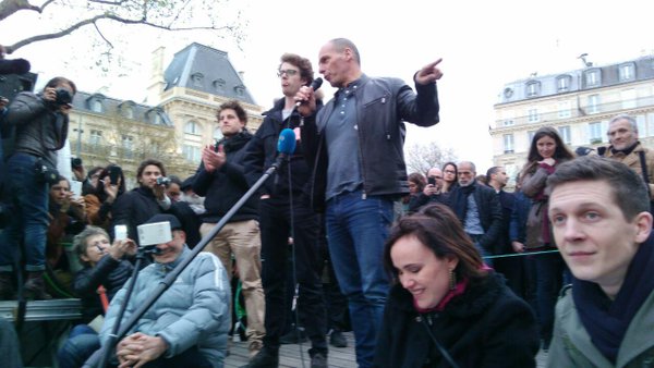 O Βαρουφάκης στις διαδηλώσεις του Παρισιού