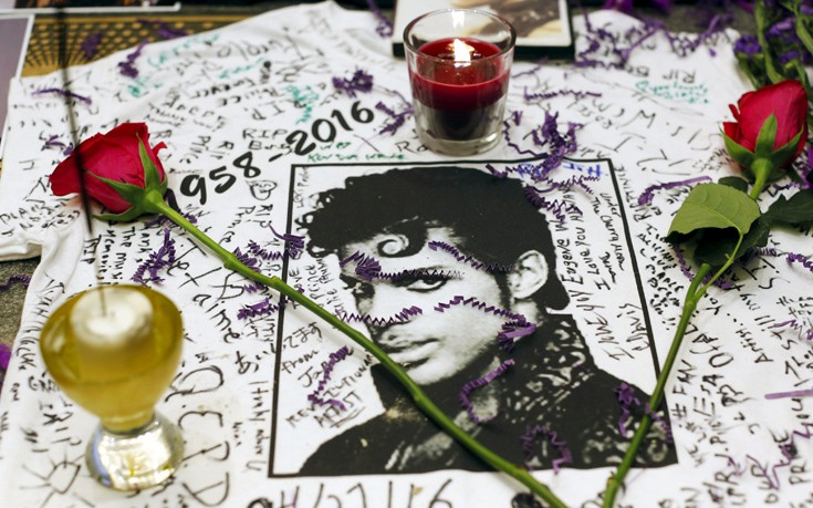 Λουλούδια, χοροί και εκδηλώσεις λατρείας για τον Prince