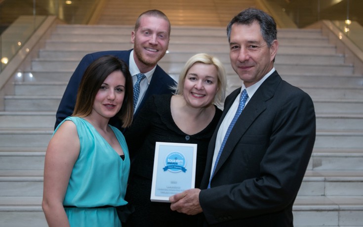 Ιωάννα Κοζαδίνου, Θοδωρής Φίλιππας, Μαρίνα Κουταρέλλη, Αλέξανδρος Αραπάκης, μέλος ΔΣ Ναυτικού Ομίλου Ελλάδος με το ασημένιο βραβείο για το Spetses Classic Yacht  Regatta