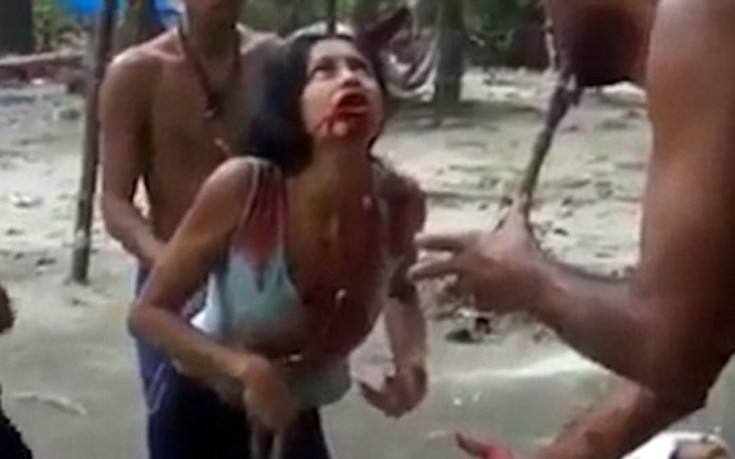 Γυναίκα βγάζει αίμα από το στόμα σε τελετή εξορκισμού