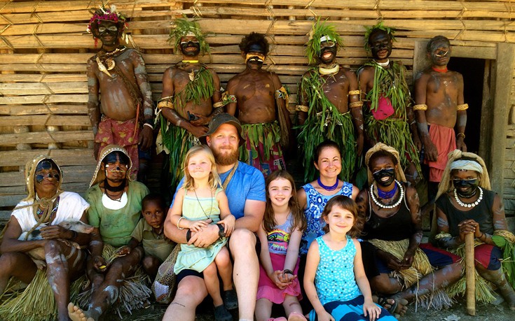 Η οικογένεια που άφησε την πολυτελή ζωή και ζει σε απομακρυσμένο χωριό στην Παπούα Νέα Γουινέα