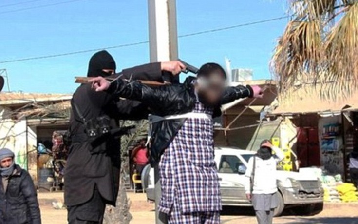 Αποτρόπαια σταύρωση και εκτέλεση τεσσάρων ανδρών από το ISIS