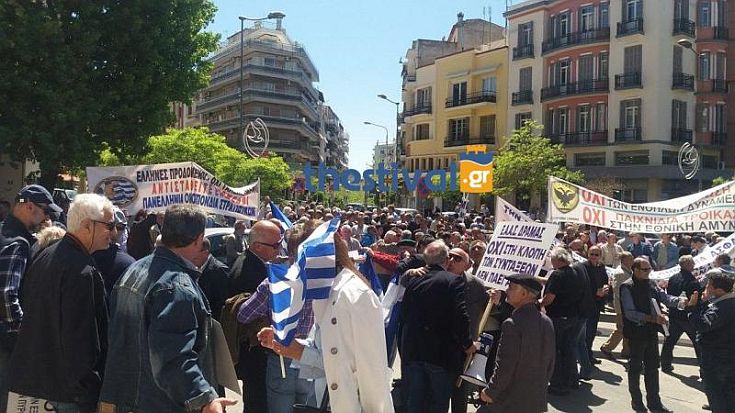 Οι απόστρατοι των Ενόπλων Δυνάμεων τραγουδούν τον εθνικό ύμνο στο ΥΜΑΘ