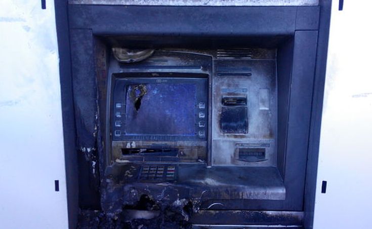 Άγνωστοι έβαλαν φωτιά σε ΑΤΜ τράπεζας στα Ιωάννινα